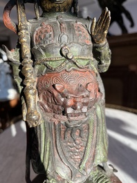 Een Chinese verguld bronzen sculptuur van een wachter met polychroom decor, 18de/19de eeuw