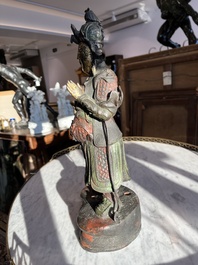 Een Chinese verguld bronzen sculptuur van een wachter met polychroom decor, 18de/19de eeuw