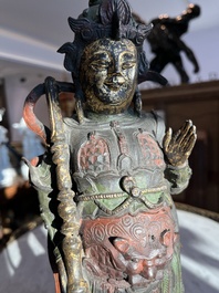 Een Chinese verguld bronzen sculptuur van een wachter met polychroom decor, 18de/19de eeuw