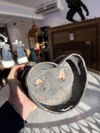 Een Chinese verguld bronzen sculptuur van een wachter met polychroom decor, 18de/19de eeuw