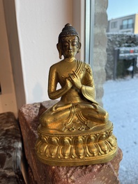 Een Chinese verguld bronzen figuur van Boeddha, 19de eeuw