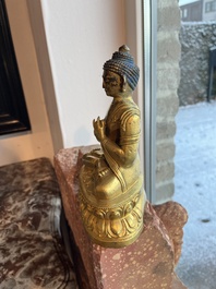 Een Chinese verguld bronzen figuur van Boeddha, 19de eeuw