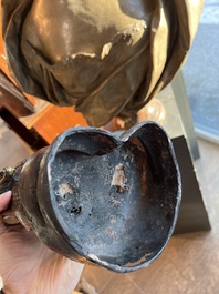 Een Chinese verguld bronzen sculptuur van een wachter met polychroom decor, 18de/19de eeuw