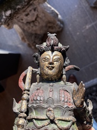 Een Chinese verguld bronzen sculptuur van een wachter met polychroom decor, 18de/19de eeuw