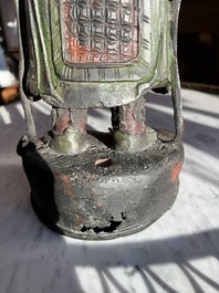 Een Chinese verguld bronzen sculptuur van een wachter met polychroom decor, 18de/19de eeuw