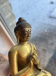 Een Chinese verguld bronzen figuur van Boeddha, 19de eeuw