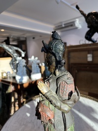 Een Chinese verguld bronzen sculptuur van een wachter met polychroom decor, 18de/19de eeuw