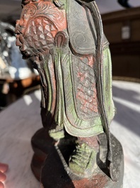 Een Chinese verguld bronzen sculptuur van een wachter met polychroom decor, 18de/19de eeuw