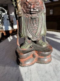 Een Chinese verguld bronzen sculptuur van een wachter met polychroom decor, 18de/19de eeuw