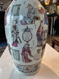 Een Chinese famille rose vaas met Wu Shuang Pu decor, 19de eeuw