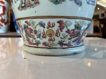 Een Chinese famille rose vaas met Wu Shuang Pu decor, 19de eeuw