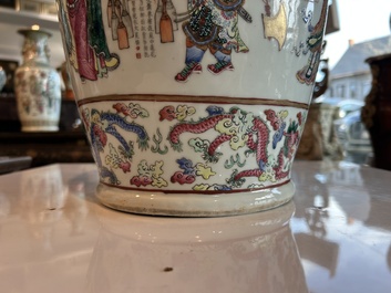 Een Chinese famille rose vaas met Wu Shuang Pu decor, 19de eeuw