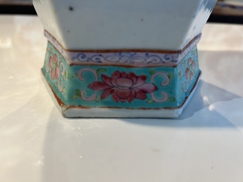 Een zeshoekige Chinese famille rose vaas met Wu Shuang Pu decor, 19de eeuw