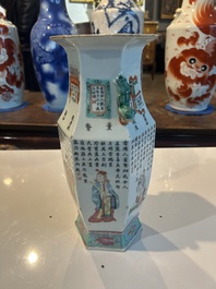 Een zeshoekige Chinese famille rose vaas met Wu Shuang Pu decor, 19de eeuw