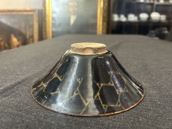 A Chinese Jian 'broken ice' bowl in Song style, 19th/20th C.