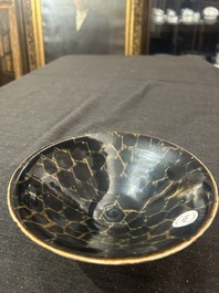 A Chinese Jian 'broken ice' bowl in Song style, 19th/20th C.