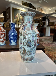 Een Chinese famille rose vaas met Wu Shuang Pu decor, 19de eeuw