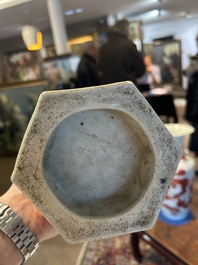 Een zeshoekige Chinese famille rose vaas met Wu Shuang Pu decor, 19de eeuw