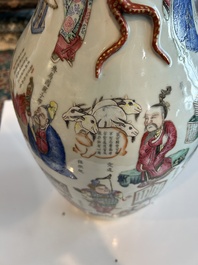 Een Chinese famille rose vaas met Wu Shuang Pu decor, 19de eeuw