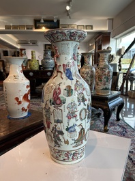 Een Chinese famille rose vaas met Wu Shuang Pu decor, 19de eeuw