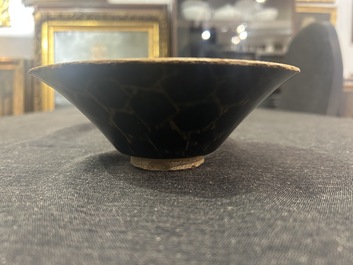 A Chinese Jian 'broken ice' bowl in Song style, 19th/20th C.