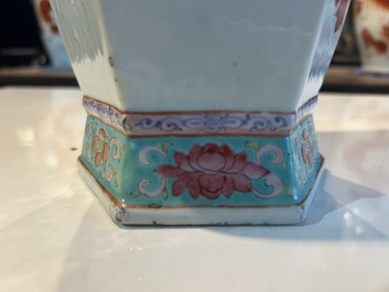 Een zeshoekige Chinese famille rose vaas met Wu Shuang Pu decor, 19de eeuw