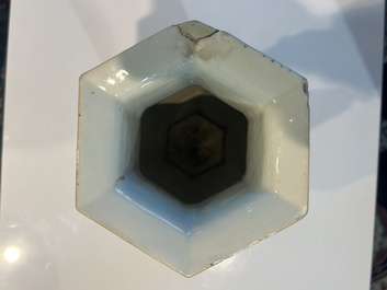 Een zeshoekige Chinese famille rose vaas met Wu Shuang Pu decor, 19de eeuw