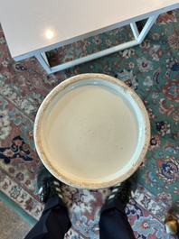 Een Chinese famille rose vaas met Wu Shuang Pu decor, 19de eeuw