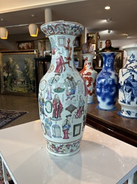 Een Chinese famille rose vaas met Wu Shuang Pu decor, 19de eeuw