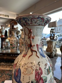 Een Chinese famille rose vaas met Wu Shuang Pu decor, 19de eeuw