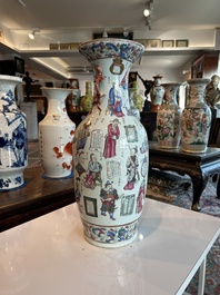 Een Chinese famille rose vaas met Wu Shuang Pu decor, 19de eeuw