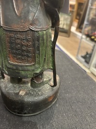 Een Chinese verguld bronzen sculptuur van een wachter met polychroom decor, 18de/19de eeuw