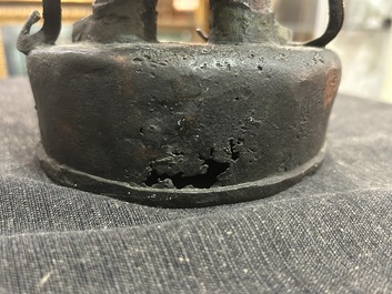 Een Chinese verguld bronzen sculptuur van een wachter met polychroom decor, 18de/19de eeuw