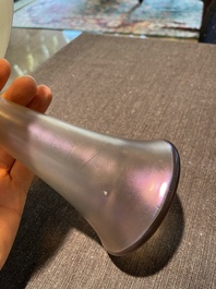 Koloman Moser (1868-1918, navolger van): Een paar 'Vulkan' vazen in iriserend glas, 20ste eeuw