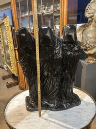George Minne (1866-1941): Les Trois Saintes Femmes, bruin-zwartgepatineerd brons, met gieterijstempel De Groeve (1896)