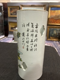 Een Chinese opengewerkte qianjiang cai hoedensteun met decor van antiquiteiten, 19de/20ste eeuw
