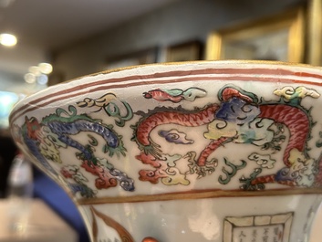 Een Chinese famille rose vaas met Wu Shuang Pu decor, 19de eeuw