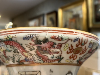 Een Chinese famille rose vaas met Wu Shuang Pu decor, 19de eeuw