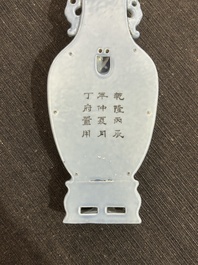 Een Chinese wandvaas met koperrood decor op lavendelblauwe fond, 19de eeuw