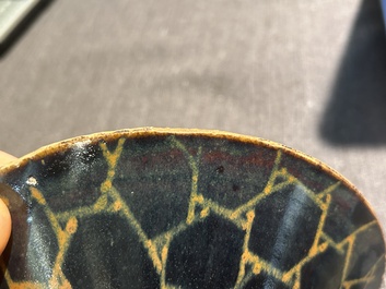 A Chinese Jian 'broken ice' bowl in Song style, 19th/20th C.