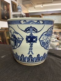 Een Chinese blauw-witte jardini&egrave;re met figuratieve medaillons, 19de eeuw