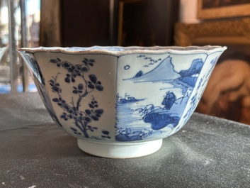 Een paar Chinese blauw-witte kommen met geanimeerde landschappen en floraal decor, Kangxi