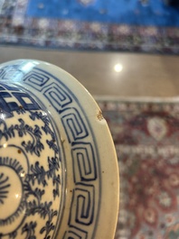 Een Chinees blauw-wit vijfdelig kaststel met 'Shou' decor, Chenghua merk, 19de eeuw