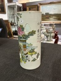 Een Chinese opengewerkte qianjiang cai hoedensteun met decor van antiquiteiten, 19de/20ste eeuw