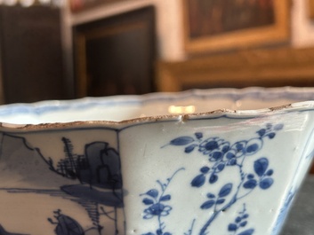 Een paar Chinese blauw-witte kommen met geanimeerde landschappen en floraal decor, Kangxi