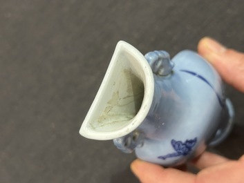 Een Chinese wandvaas met koperrood decor op lavendelblauwe fond, 19de eeuw