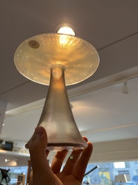 Koloman Moser (1868-1918, navolger van): Een paar 'Vulkan' vazen in iriserend glas, 20ste eeuw