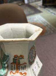 Een zeshoekige Chinese famille rose vaas met Wu Shuang Pu decor, 19de eeuw