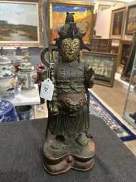 Een Chinese verguld bronzen sculptuur van een wachter met polychroom decor, 18de/19de eeuw