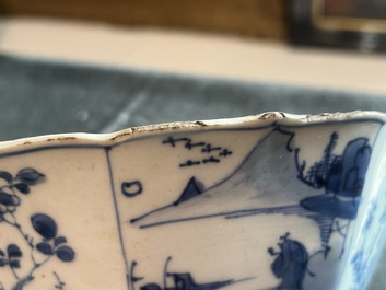 Een paar Chinese blauw-witte kommen met geanimeerde landschappen en floraal decor, Kangxi